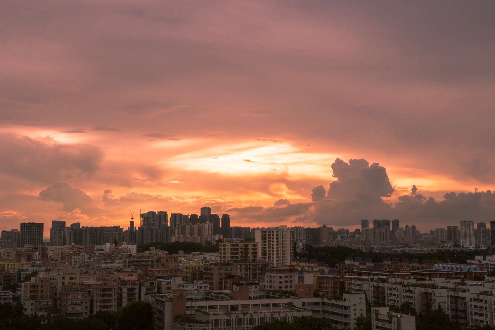 beautiful-shot-buildings-pink-cloudy-sky